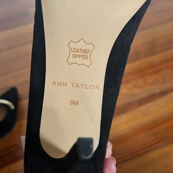 Ann Taylor Black Pointy Toe Suede Heels with Gold Chain Buckle Detail Size 8 - Picture 10 of 11